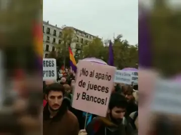 Cientos de personas protestan ante el Supremo contra el fallo sobre las hipotecas Cientos de personas protestan ante el Supremo contra el fallo sobre las hipotecas