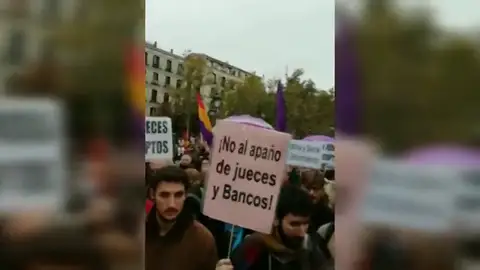 Cientos de personas protestan ante el Supremo contra el fallo sobre las hipotecas Cientos de personas protestan ante el Supremo contra el fallo sobre las hipotecas