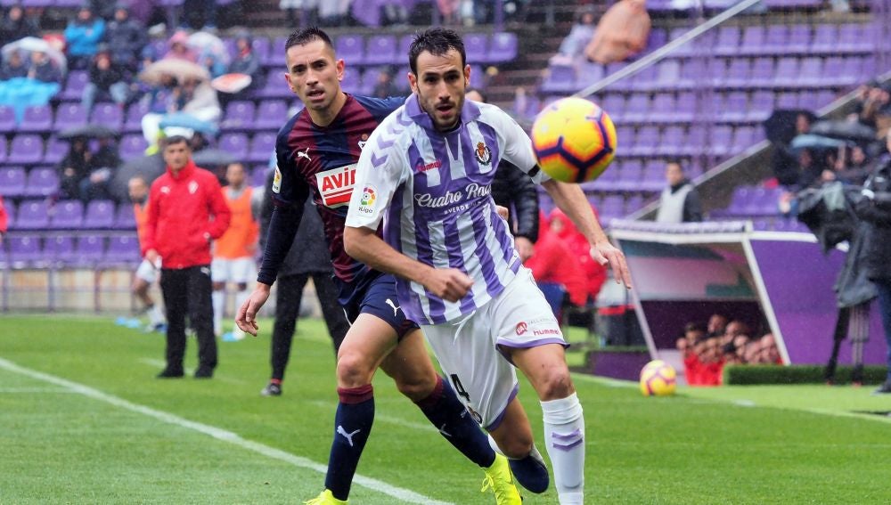 Charles y Kiko Olivas disputan un balón en Zorrilla