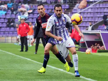 Charles y Kiko Olivas disputan un balón en Zorrilla Charles y Kiko Olivas disputan un balón en Zorrilla