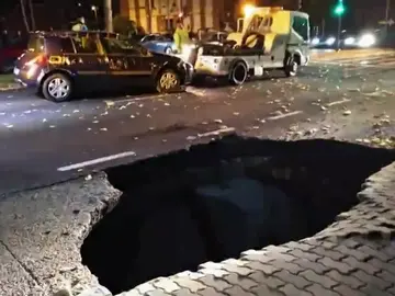 Un coche se hunde en la calle más concurrida de Zamora por un socavón Un coche se hunde en la calle más concurrida de Zamora por un socavón