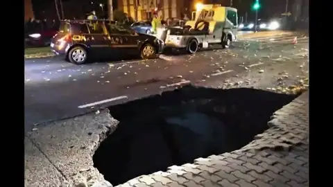Un coche se hunde en la calle más concurrida de Zamora por un socavón Un coche se hunde en la calle más concurrida de Zamora por un socavón