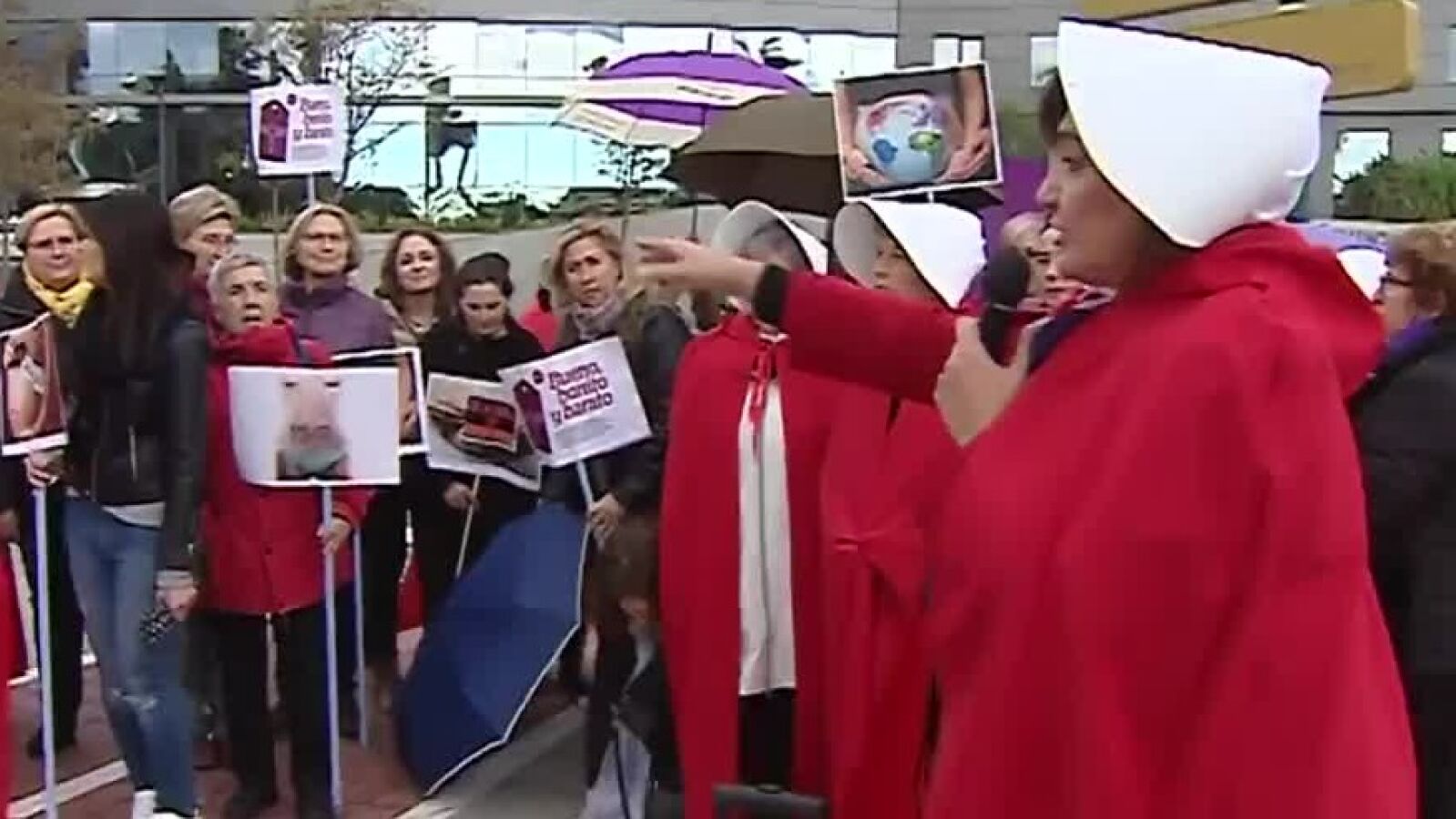 Asociaciones feministas protestan a las puertas de un hotel en Valencia contra la gestación subrogada