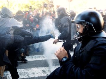 Carga policial contra los CDR en Barcelona