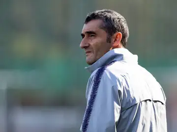 Ernesto Valverde, en el entrenamiento matinal del FC Barcelona Ernesto Valverde, en el entrenamiento matinal del FC Barcelona