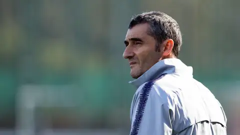 Ernesto Valverde, en el entrenamiento matinal del FC Barcelona Ernesto Valverde, en el entrenamiento matinal del FC Barcelona