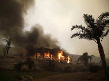 Una casa se incendia en Malibu, California, EE. UU