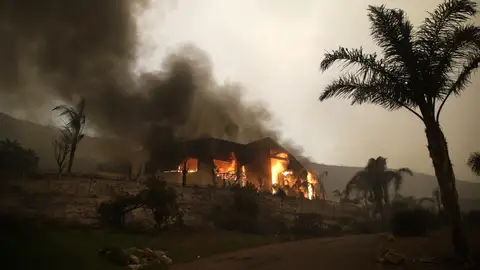 Una casa se incendia en Malibu, California, EE. UU Una casa se incendia en Malibu, California, EE. UU