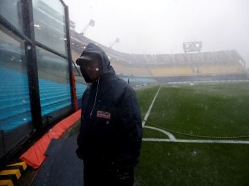 Un trabajador revisa las instalaciones del estadio la Bombonera