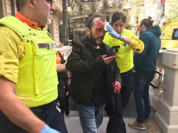 Víctima de un ataque en el Metro de Barcelona por llevar una bandera de España Víctima de un ataque en el Metro de Barcelona por llevar una bandera de España