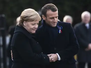 Emmanuel Macron y Angela Merkel asisten a una ceremonia en el Memorial del Armisticio en Compiègne (al norte de París) Emmanuel Macron y Angela Merkel asisten a una ceremonia en el Memorial del Armisticio en Compiègne (al norte de París)