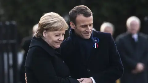 Emmanuel Macron y Angela Merkel asisten a una ceremonia en el Memorial del Armisticio en Compiègne (al norte de París) Emmanuel Macron y Angela Merkel asisten a una ceremonia en el Memorial del Armisticio en Compiègne (al norte de París)