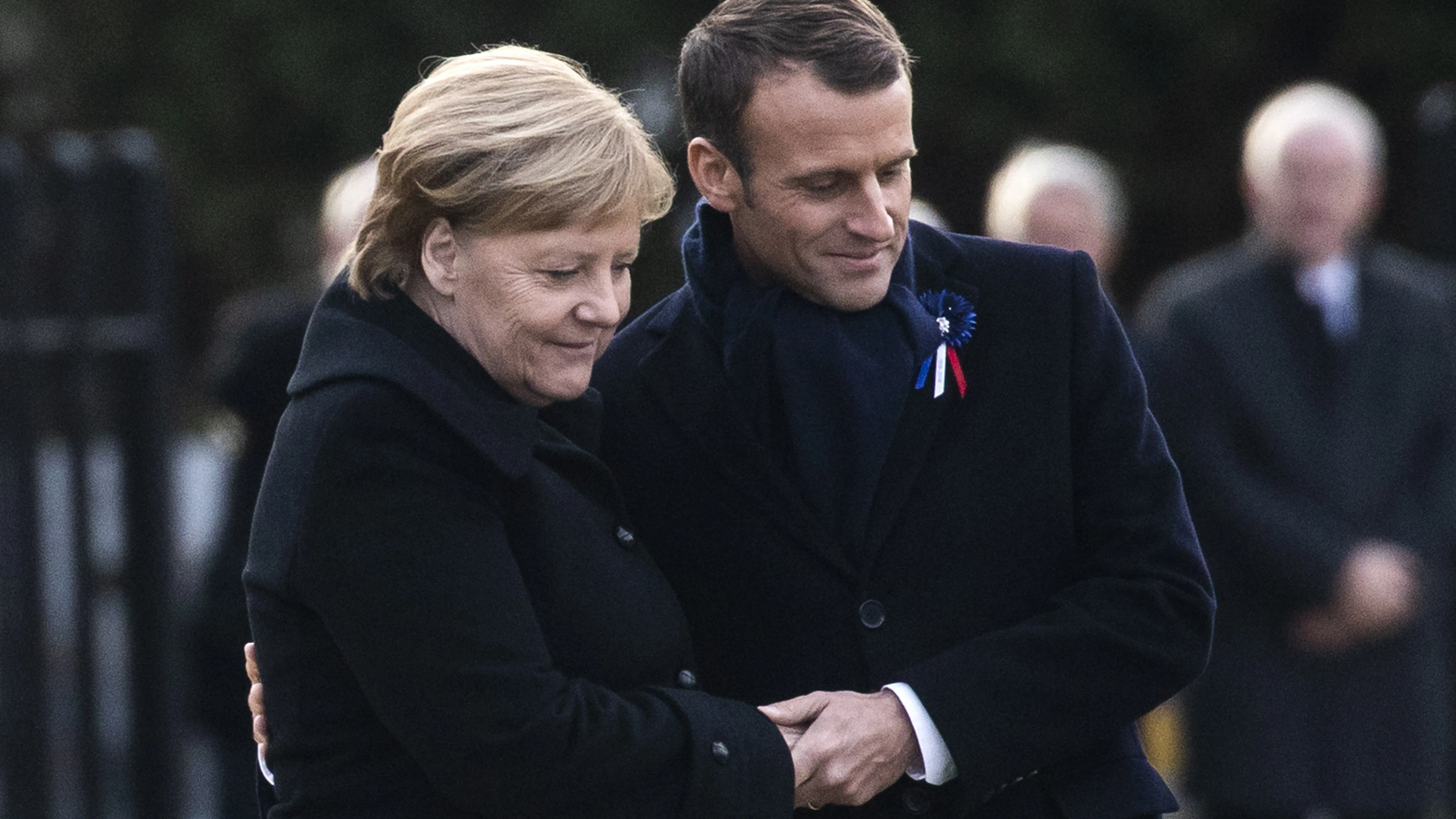 Emmanuel Macron y Angela Merkel asisten a una ceremonia en el Memorial del Armisticio en Compiègne (al norte de París) Emmanuel Macron y Angela Merkel asisten a una ceremonia en el Memorial del Armisticio en Compiègne (al norte de París)