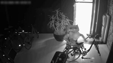 Detienen a un hombre en Barcelona que robaba a locales con puertas de vidrio y huía en bicicleta