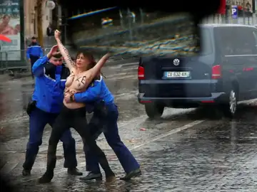 Una activista de Femen, detenida en topless antes de alcanzar la caravana de Trump en el centenario del fin de la Primera Guerra Mundial Una activista de Femen, detenida en topless antes de alcanzar la caravana de Trump en el centenario del fin de la Primera Guerra Mundial