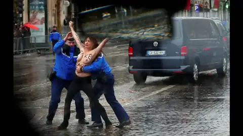 Una activista de Femen, detenida en topless antes de alcanzar la caravana de Trump en el centenario del fin de la Primera Guerra Mundial Una activista de Femen, detenida en topless antes de alcanzar la caravana de Trump en el centenario del fin de la Primera Guerra Mundial