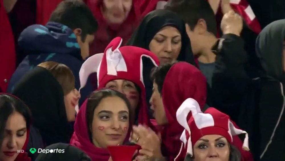 Día histórico en Irán: mujeres en un estadio por primera vez desde 1979