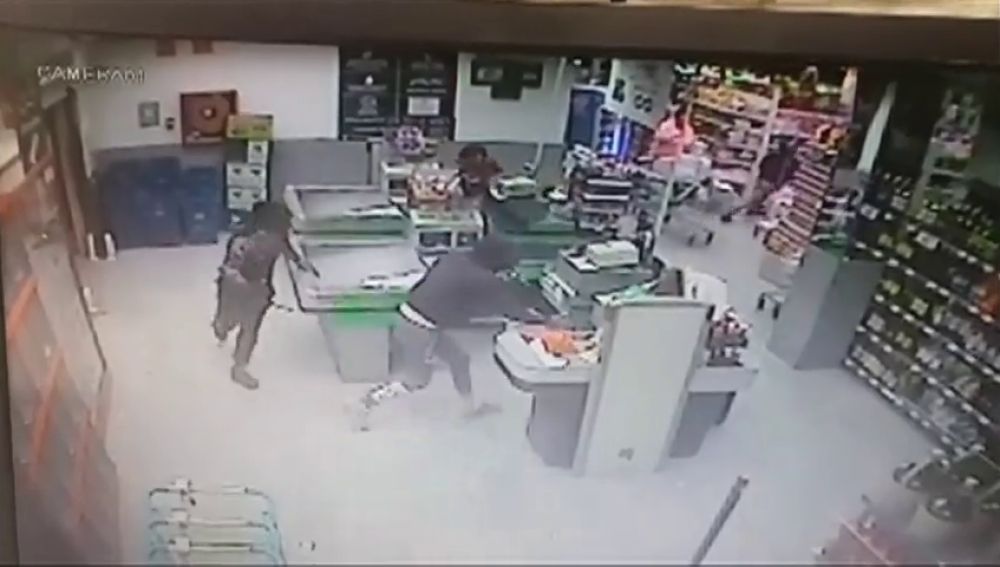 Tres encapuchados roban en solo diez segundos las cajas de un supermercado de Tenerife