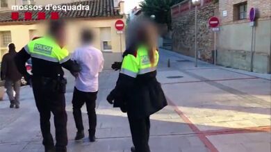 Los Mossos detienen a un estafador que consiguió 50.000 euros pidiendo microcréditos con datos de sus víctimas