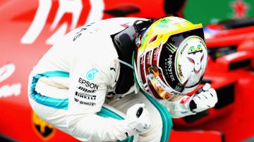Lewis Hamilton celebra una victoria Lewis Hamilton celebra una victoria