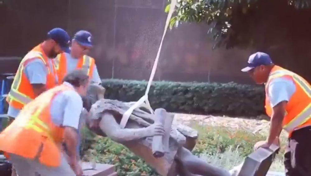 Los Ángeles retira una estatua de Cristóbal Colón como un acto de "justicia" porque "contribuyó al mayor genocidio registrado"