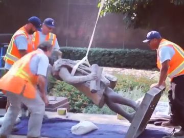 Los Ángeles retira una estatua de Cristóbal Colón como un acto de "justicia" porque "contribuyó al mayor genocidio registrado"