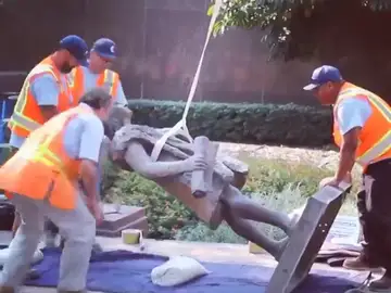 Los Ángeles retira una estatua de Cristóbal Colón como un acto de "justicia" porque "contribuyó al mayor genocidio registrado" Los Ángeles retira una estatua de Cristóbal Colón como un acto de "justicia" porque "contribuyó al mayor genocidio registrado"