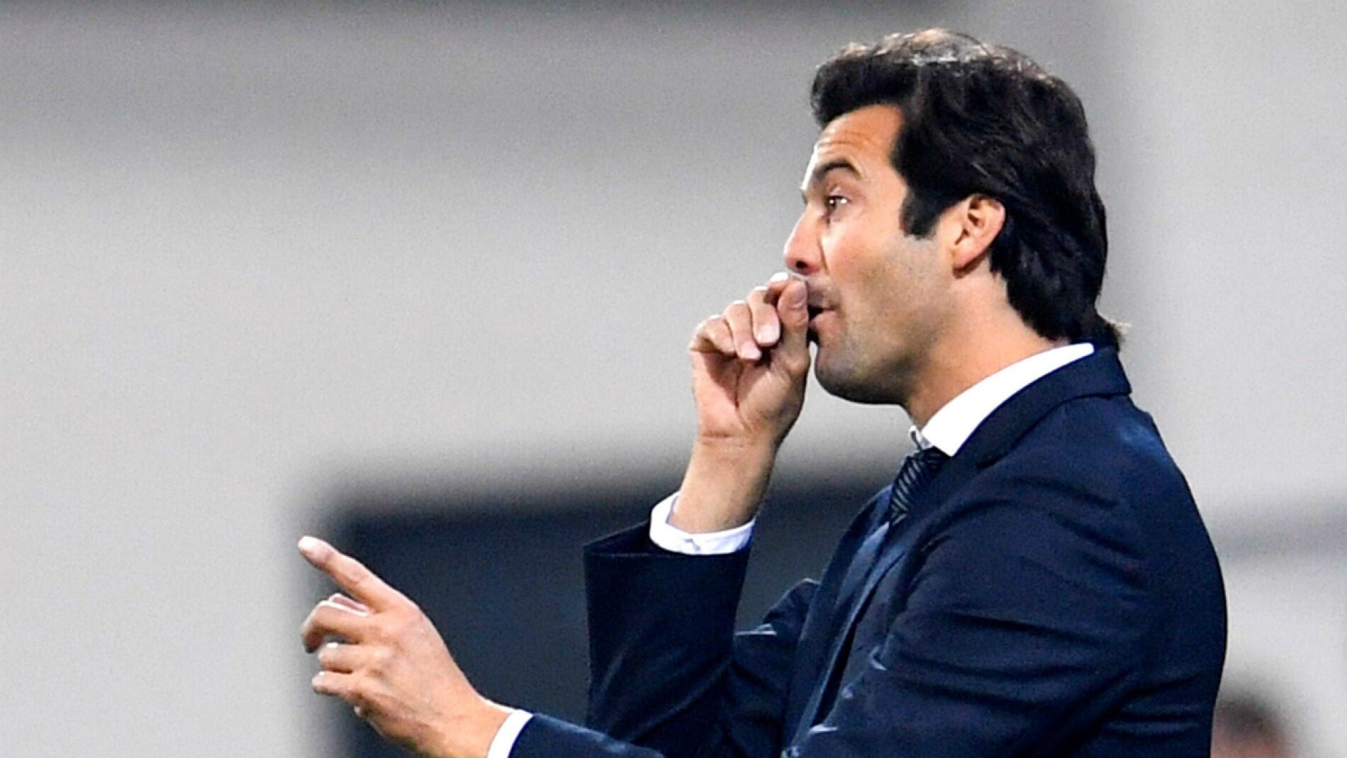 Solari da indicaciones desde la banda