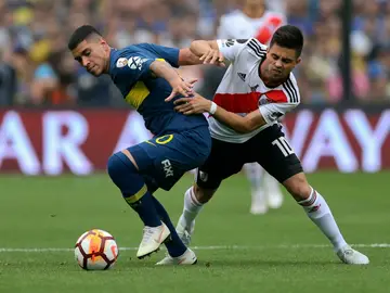 Lucas Olaza disputa el balón con Gonzalo Martínez Lucas Olaza disputa el balón con Gonzalo Martínez