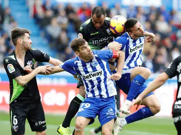 Manu García y Calleri saltan a por un balón Manu García y Calleri saltan a por un balón