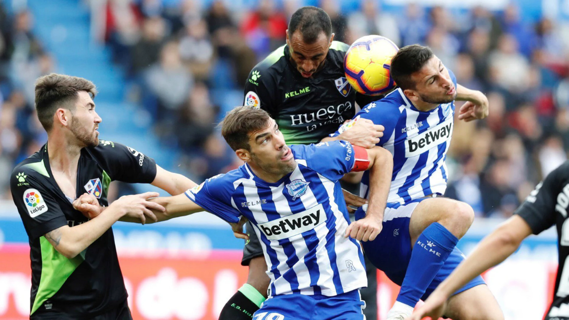 Manu García y Calleri saltan a por un balón Manu García y Calleri saltan a por un balón