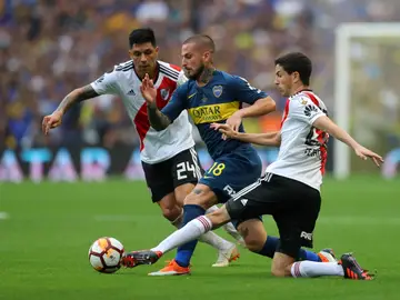 Dario Benedetto trata de regatear a Ignacio Fernandez y Enzo Perez Dario Benedetto trata de regatear a Ignacio Fernandez y Enzo Perez