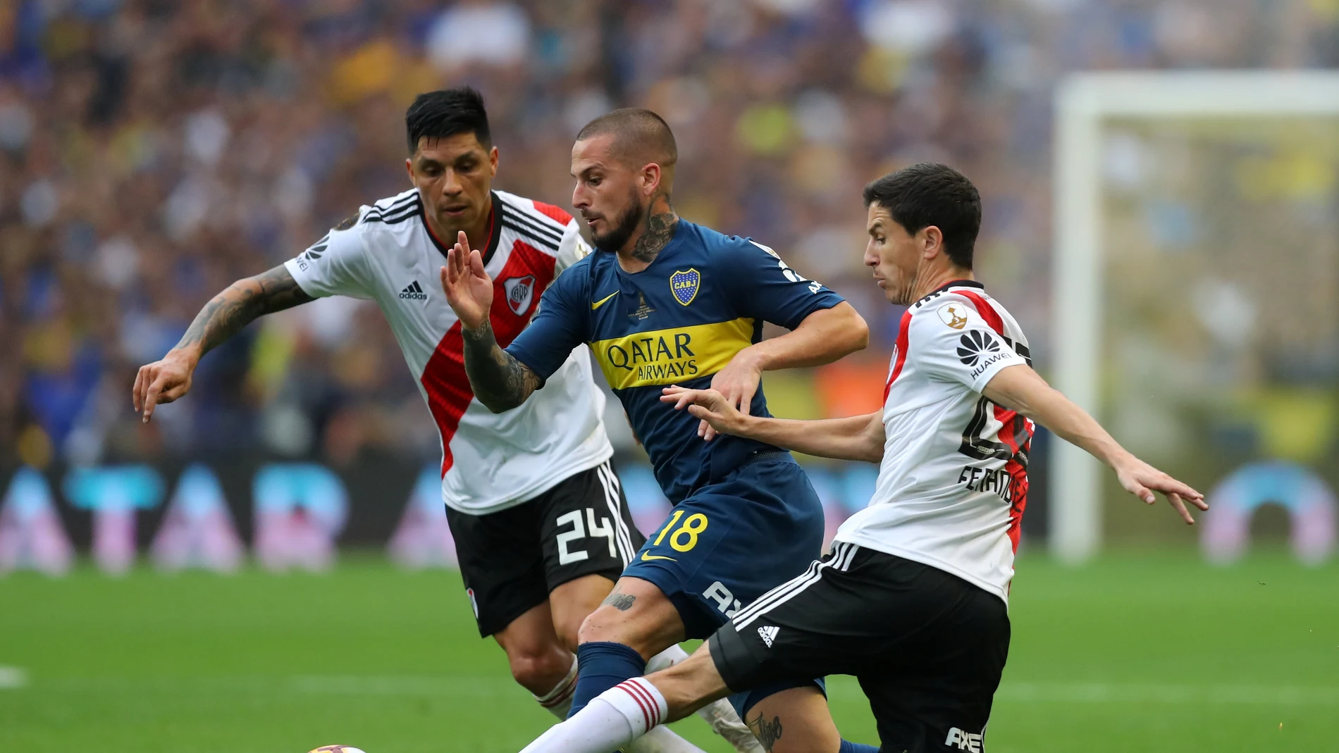Dario Benedetto trata de regatear a Ignacio Fernandez y Enzo Perez Dario Benedetto trata de regatear a Ignacio Fernandez y Enzo Perez