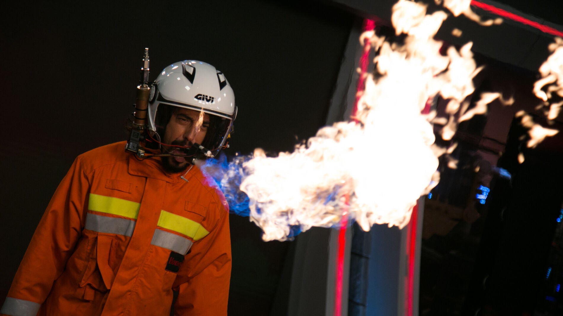 V&Iacute;DEO: Marron enciende 'El Hormiguero 3.0' con el primer lanzallamas activado por voz