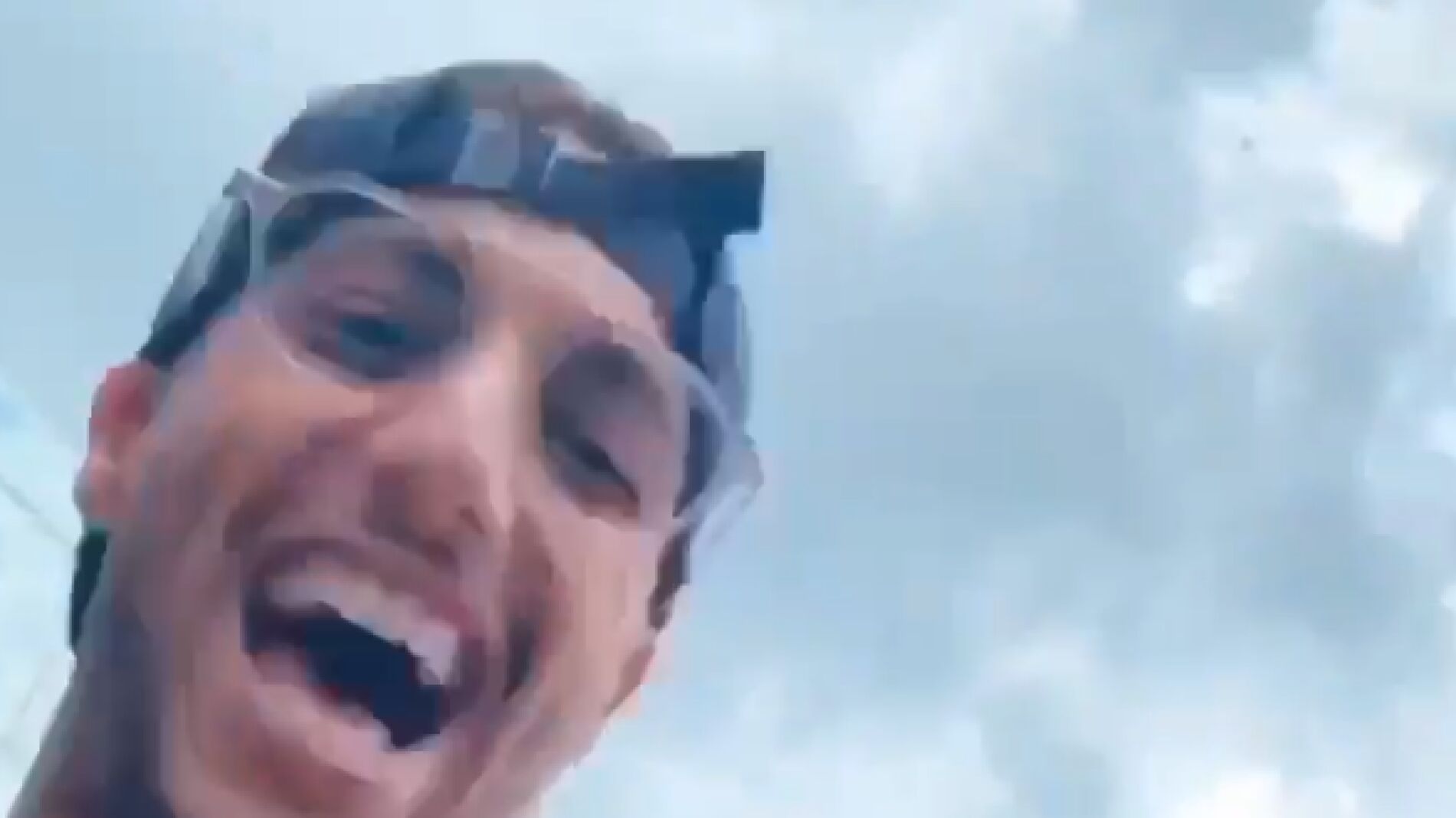 Ricciardo 'roba' el m&oacute;vil al CM de Mercedes