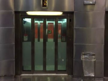 El ascensor donde un grupo de jóvenes agredieron sexualmente a una joven en Santa Coloma