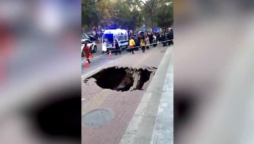 Una mujer cae tres metros dentro de un agujero que se ha formado inexplicablemente en China