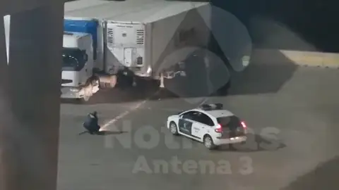 Así evita la Guardia Civil que un menor llegue a España escondido como polizón Así evita la Guardia Civil que un menor llegue a España escondido como polizón