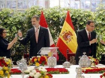 El rey Felipe VI, y la reina Letizia brindan con el presidente de la República de Perú, Martín Alberto Vizcarra y su esposa