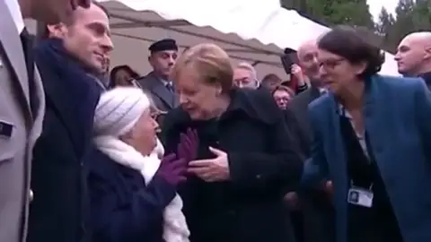Una señora centenaria confunde a Angela Merkel con la mujer del presidente de Francia, Brigitte Macron Una señora centenaria confunde a Angela Merkel con la mujer del presidente de Francia, Brigitte Macron