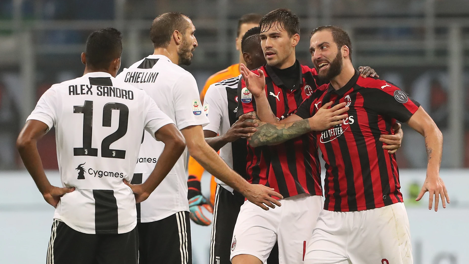 Higuaín expulsado del Milán - Juventus tras una doble amarilla directa Higuaín expulsado del Milán - Juventus tras una doble amarilla directa