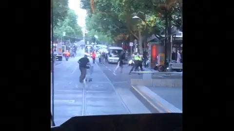 Un indigente recibe 83.000 euros como agradecimiento por defender a la policía en Melbourne Un indigente recibe 83.000 euros como agradecimiento por defender a la policía en Melbourne