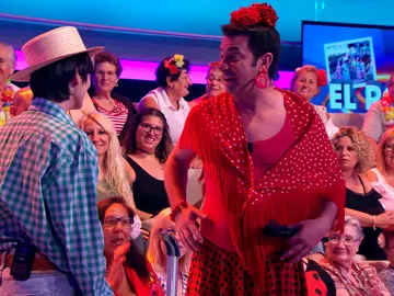 El espectacular vestido de rociera de Arturo Valls en '¡Ahora Caigo!' El espectacular vestido de rociera de Arturo Valls en '¡Ahora Caigo!'