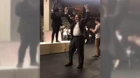 El nuevo reto de Abel Caballero: levantamiento de pesas en la inaguración de un gimnasio El nuevo reto de Abel Caballero: levantamiento de pesas en la inaguración de un gimnasio