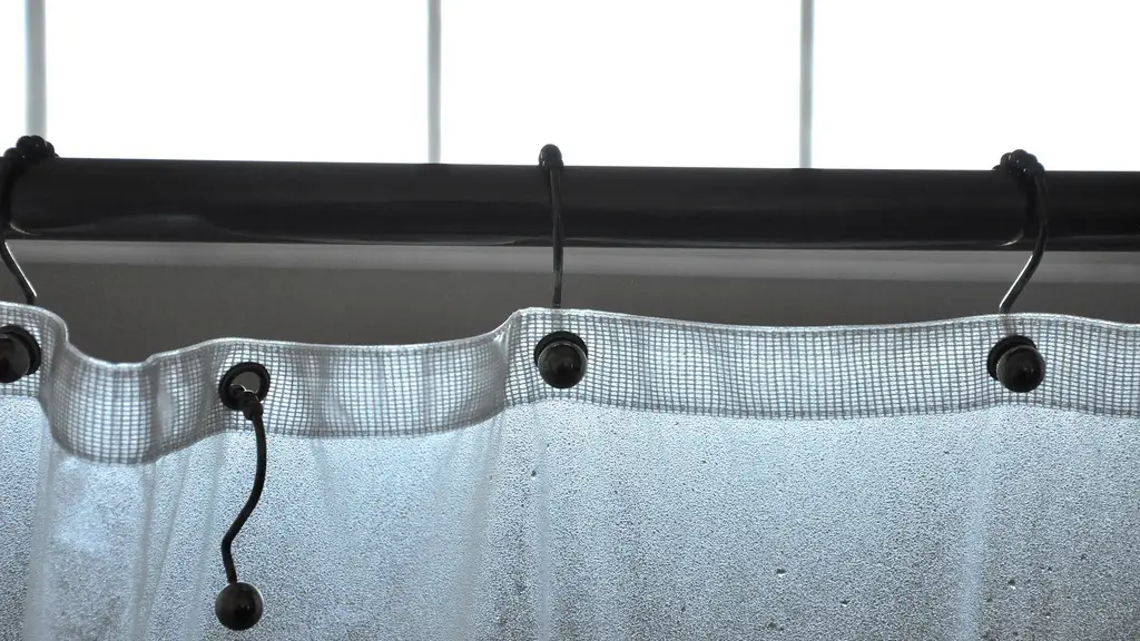 Cambiar las cortinas de la ducha de vez en cuando previene la aparición de moho Cambiar las cortinas de la ducha de vez en cuando previene la aparición de moho