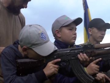 Entrenan a niños para matar en campamentos de verano en Ucrania 