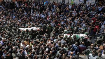 Palestinos portan dos cuerpos de combatientes del movimiento islamista Hamás 