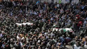 Palestinos portan dos cuerpos de combatientes del movimiento islamista Hamás Palestinos portan dos cuerpos de combatientes del movimiento islamista Hamás