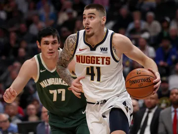 Juancho Hernangómez entra a canasta ante los Bucks Juancho Hernangómez entra a canasta ante los Bucks