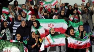 Mujeres iraníes en un campo de fútbol